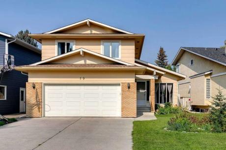 House / Detached House For Sale in Calgary, AB - 3+2 bdrm, 3.5 bath (19 Sunhaven Way SE)