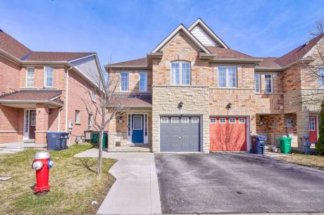 Townhouse For Sale in Mississauga, ON - 4+1 bdrm, 3 bath (4959 Long Acre Drive)