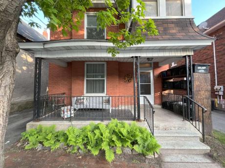 House / Detached House / Duplex For Sale in Ottawa, ON - 4 bdrm, 3 bath (634 MacLaren St)