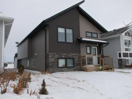 House / Detached House For Sale in Saskatoon, SK - 3 bdrm, 2 bath (3918 33rd St West)