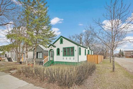 House / Bungalow For Sale in Saskatoon, SK - 2+1 bdrm, 2 bath (639 6th St E)