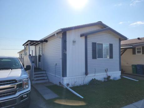 Mobile Home / Manufactured Home / Modular Home For Sale in Calgary, AB - 3 bdrm, 2 bath (1101 84th Street NE)