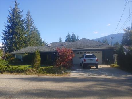 House / Acreage For Sale in Salmon Arm, BC - 3+1 bdrm, 3 bath (Po box, 6360 37 St NE)