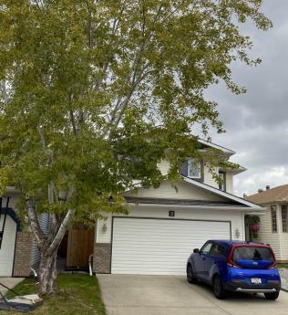 House / Detached House For Sale in Calgary, AB - 3+1 bdrm, 3 bath (3 Riverwood Close SE)