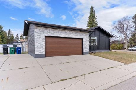 House / Bungalow For Sale in Saskatoon, SK - 4 bdrm, 3 bath (34 Kindrachuk Crescent)