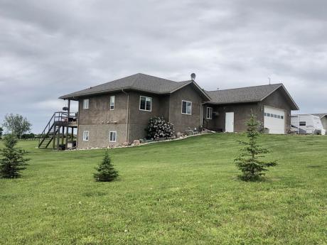 Acreage / House For Sale in County Of Grande Prairie No 1, AB - 5 bdrm, 3.5 bath (95051 Township Rd 722)