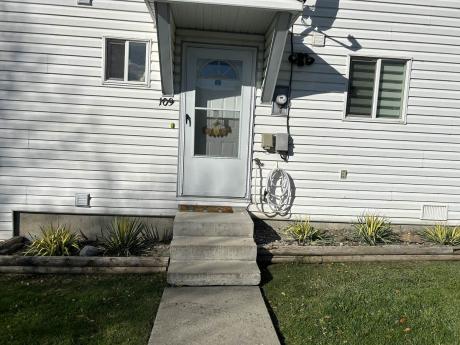 Townhouse For Sale in Penticton, BC - 2 bdrm, 1.5 bath (3004 South Main Street)