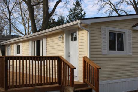 Manufactured Home / Detached House / House / Mobile Home / Modular Home For Sale in Niagara on the Lake, ON - 1 bdrm, 1 bath (121, 23 Four Mile Creek Road)