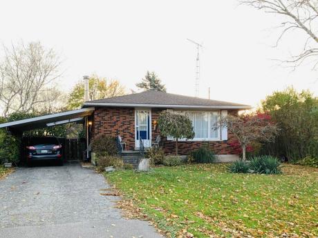 House / Bungalow For Sale in Port Dover, ON - 3+2 bdrm, 2 bath (18 Jackson Heights)