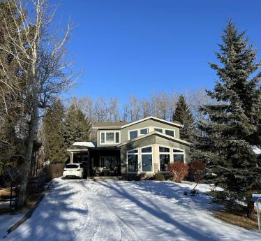 House / Recreational Property / Waterfront Property For Sale in Pigeon Lake, AB - 3 bdrm, 2 bath (71 Lakeshore Drive)