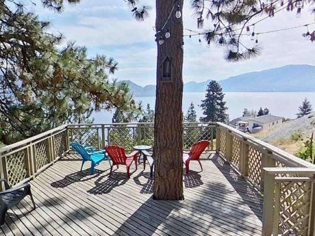 House / Detached House / Home-Based Business Potential For Sale in Peachland, BC - 5 bdrm, 4 bath (5821 Atkinson Crescent)