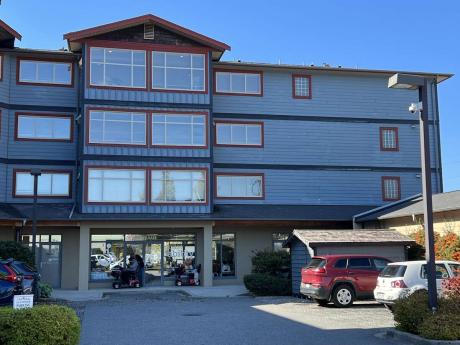 Apartment For Sale in Sechelt, BC - 2 bdrm, 1 bath (5631 Inlet Ave)