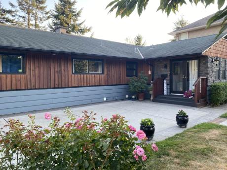 House / Detached House For Sale in Abbotsford, BC - 3 bdrm, 3 bath (34280 Fraser Street)