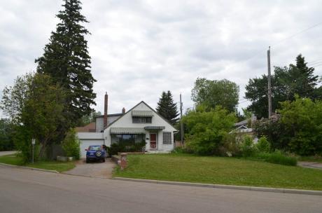 House / Detached House For Sale in Edmonton, AB - 4 bdrm, 3 bath (7777-111ave)