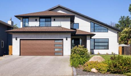 House / Detached House For Sale in Saskatoon, SK - 5 bdrm, 4 bath (335 Whiteswan Dr)