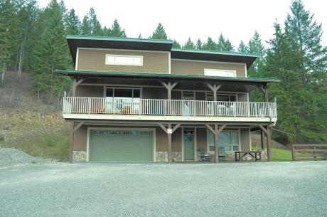 Acreage / Detached House For Sale in Golden Rural, BC - 4 bdrm, 3 bath (4905 Castledale View Eststes Road)