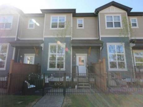 Townhouse / Condo For Sale in Calgary, AB - 2 bdrm, 2.5 bath (2, 1302 Russell Rd NE)