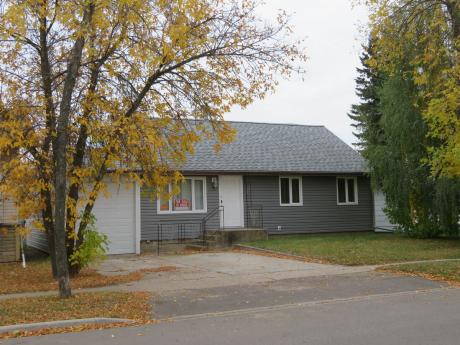 House / Detached House For Sale in Bonnyville, Alberta - 3 bdrm, 2 bath (5210-51 Ave)