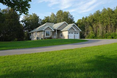 Waterfront Property / Acreage / House / Ranch For Sale in Embrun, ON - 2+1 bdrm, 2.5 bath (1115 St Andre Rd)