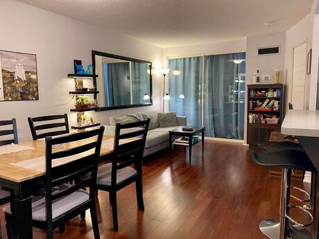 Condo For Sale in Toronto, ON - 1+1 bdrm, 1 bath (1916, 1055 Bay Street)
