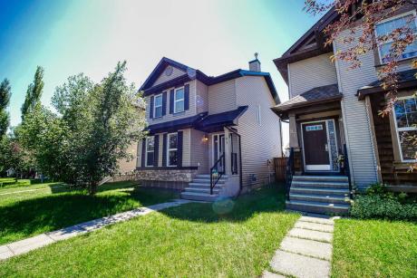House / Detached House For Sale in Calgary, AB - 3 bdrm, 2.5 bath (91 Silverado Range Close SW)