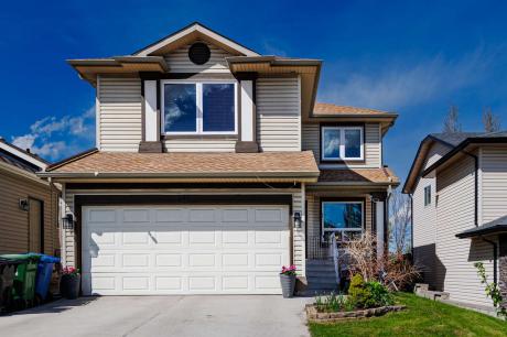 House / Detached House For Sale in Calgary, AB - 3+1 bdrm, 3.5 bath (155 Harvest Oak View NE)