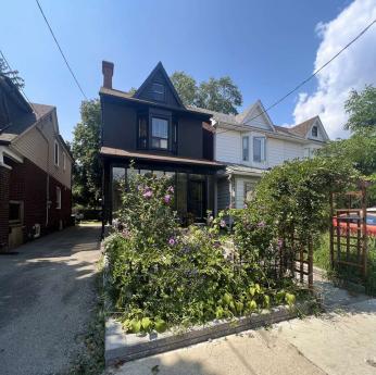 House / Detached House For Sale in Toronto, ON - 3+1 bdrm, 2 bath (46 Coxwell Ave)