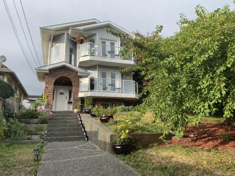 House / Detached House For Sale in West Vancouver, BC - 5 bdrm, 4 bath (1173 Duchess Avenue)