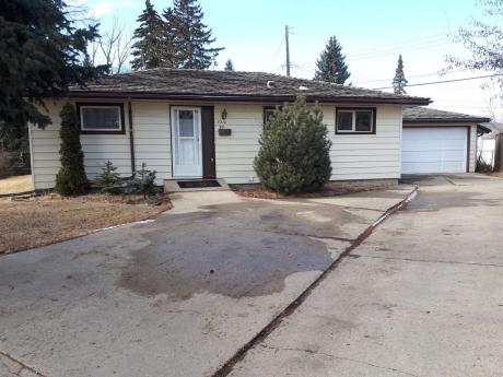 House / Bungalow For Sale in Edmonton, AB - 2+1 bdrm, 02 bath (7212 90 ave)