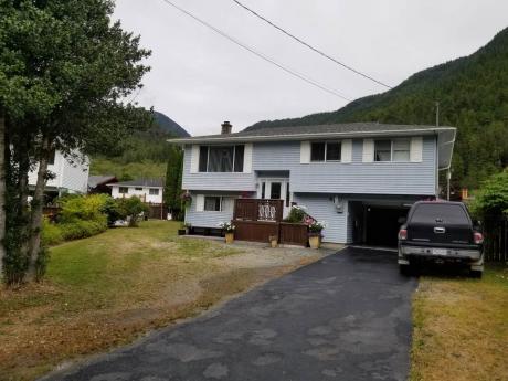 House For Sale in Tahsis, BC - 3 bdrm, 2 bath (48 Brabant Crescent)