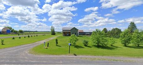 House / Acreage / Detached House For Sale in Vankleek Hill, ON - 2 bdrm, 2.5 bath (710/720 Concession 2 Rd)