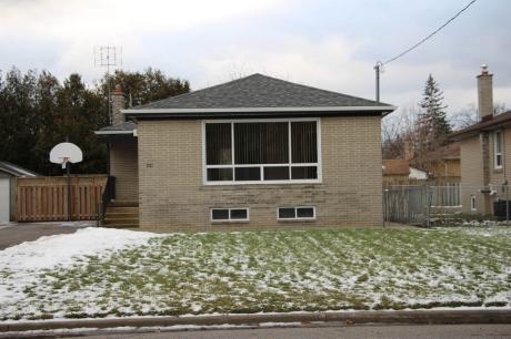 House / Detached House / Duplex For Sale in Richmond Hill, ON - 3+2 bdrm, 2 bath (488 Lynett Crescent)