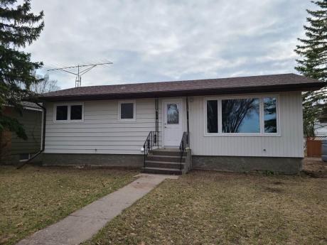House For Sale in Shaunavon, SK - 3 bdrm, 2 bath (891 2nd Street East)