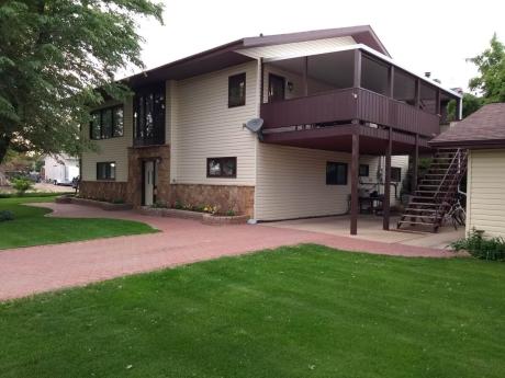 House For Sale in Maple Creek, SK - 5 bdrm, 3 bath (2 Prairie Place)