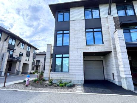 Townhouse For Sale in Ottawa, ON - 2 bdrm, 2.5 bath (412 Chaperal Private)