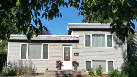House / Detached House For Sale in Edmonton, AB - 3 bdrm, 1 bath (10344 - 146 Street N.W.)