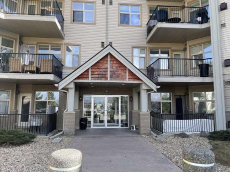 Condo / Apartment For Sale in Sylvan Lake, AB - 2+1 bdrm, 1 bath (100 Lakeway Blvd)